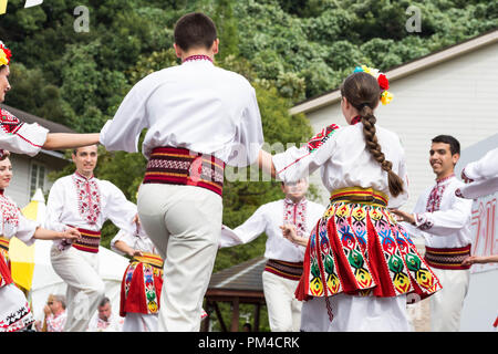 Bulgarischen Tänzer in traditioneller Kleidung bilden einen Kreis beim Tanzen bulgarische Volkstanz während Bulgarien Festival in Munakata, Fukuoka, Japan 2018 Stockfoto