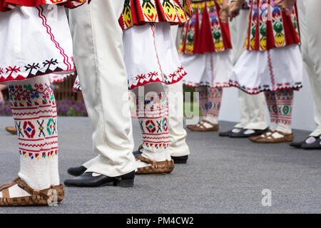 Bulgarischen Tänzer die Füße in der traditionellen Kleidung und Schuhe tanzen bulgarische Volkstanz während Bulgarien Festival in Munakata, Fukuoka, Japan 2018 Stockfoto