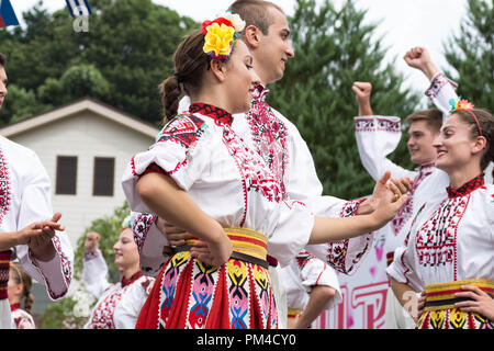 Bulgarischen Tänzer in traditioneller Kleidung Tanz bulgarische Volkstanz während Bulgarien Festival in Munakata Stadt, Fukuoka, Japan 2018 Stockfoto