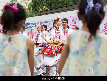 Zwei Kinder aufpassen Bulgarischen Tänzer in traditioneller Kleidung tanzen bulgarische Volkstanz während Bulgarien Festival in Munakata Stadt, Fukuoka, Japan 2018 Stockfoto