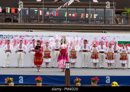 Bulgarische Rose Queen und bulgarischen Tänzer auf der Bühne, während Bulgarien Festival 2018 in der globalen Arena, Munakata, Fukuoka, Japan. Stockfoto