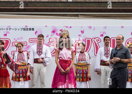 Bulgarische Rose Queen und bulgarischen Tänzer auf der Bühne, während Bulgarien Festival 2018 in der globalen Arena, Munakata, Fukuoka, Japan. Stockfoto