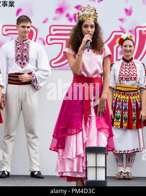 Bulgarische Rose Queen sprechen und bulgarischen Tänzer auf der Bühne, während Bulgarien Festival 2018 in der globalen Arena, Munakata, Fukuoka, Japan. Stockfoto