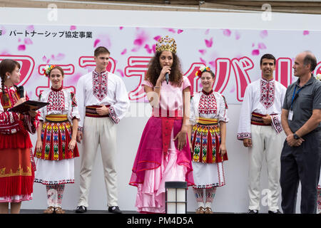 Bulgarische Rose Queen sprechen und bulgarischen Tänzer auf der Bühne, während Bulgarien Festival 2018 in der globalen Arena, Munakata, Fukuoka, Japan. Stockfoto