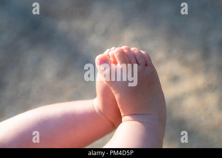 Baby Beine, Füße 6 Monat baby Stockfoto