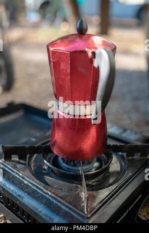 Camping Kaffee Espresso Kochen von Gas Caffettiera Stockfoto