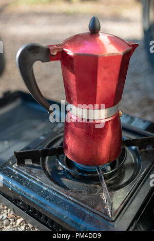 Camping Kaffee Espresso Kochen von Gas Caffettiera Stockfoto