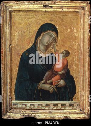 Madonna und Kind. Artist: Duccio di Buoninsegna (Italienisch, aktiv von 1278 - gestorben 1318 Siena). Maße: Gesamt, mit engagierten Frame, 11 x 8 1/4 in. (27,9 x 21 cm); Oberfläche lackiert 9 3/8 x 6 1/2 in. (23,8 x 16,5 cm). Datum: Ca. 1290-1300. Diese lyrischen Werkes weiht die große Tradition in der italienischen Kunst der Vision der Heiligen Figuren der Madonna mit Kind in Bezug aus dem echten Leben angeeignet. Das Christkind drückt sanft den Schleier seiner Mutter, deren Leidenszug ihr Vorwissen seiner Kreuzigung widerspiegelt. Die schön modellierten Vorhänge verbessert Ihre dreidimensionale, Stockfoto