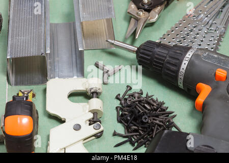 Gipskartonplatten Werkzeuge mit metall nieten, Schrauben, Maßband, screwgun und Punch lock Crimper eingestellt Stockfoto