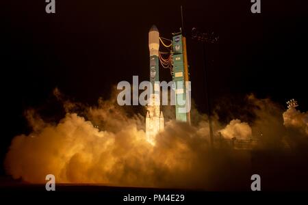 Ein United Launch Alliance Delta-II-Rakete der NASA-Eis, Cloud und Land Elevation Satellite oder ICESat-2 Knalle weg in eine Wolke von Rauch von der Vandenberg Air Force Base, 15. September 2018 in Lompoc, Kalifornien. Die ICESat-2-Mission wird die zum Ändern der Höhe des Eises auf der Erde messen. Stockfoto