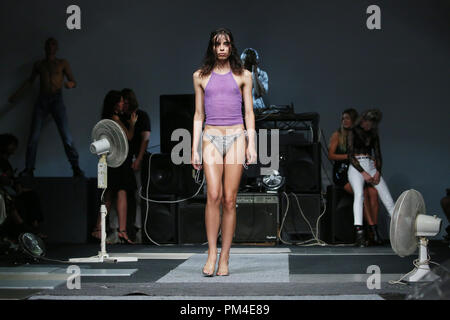 Modelle auf dem Laufsteg während der Ashish London Fashion Woche September 2018 Show im BFC-Platz in London. PRESS ASSOCIATION. Bild Datum: Sonntag, September 16, 2018. Photo Credit: Isabel Infantes/PA-Kabel Stockfoto