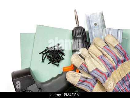 Gipskartonplatten Werkzeuge mit metall nieten Schrauben Schraubendreher und Schutzhandschuhe auf weißem Hintergrund Stockfoto