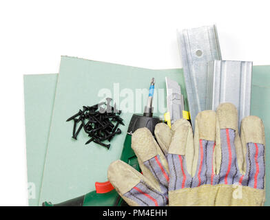 Gipskartonplatten Werkzeuge mit metall nieten, Schrauben, screwgun, Cutter und Schutzhandschuhe auf weißem Hintergrund Stockfoto