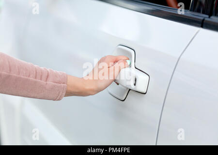 Closeup Schuss weiblicher Hand Öffnen der Kabinentür Stockfoto