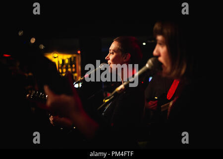 Dänemark, Kopenhagen - September 15, 2018. Die amerikanische Sängerin und Songwriterin Anna Burch führt ein Live Konzert im Ideal Bar in Kopenhagen. (Foto: Gonzales Foto - Christian Hjorth). Stockfoto