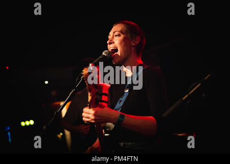 Dänemark, Kopenhagen - September 15, 2018. Die amerikanische Sängerin und Songwriterin Anna Burch führt ein Live Konzert im Ideal Bar in Kopenhagen. (Foto: Gonzales Foto - Christian Hjorth). Stockfoto