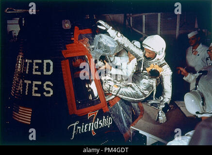 Globale Sicht der Astronaut John Glenn, jr., als er in das Raumschiff in Freundschaft 7 vor der MA-6 launch Operations bei Launch Complex 14. Astronaut Glenn ist in seinem Raumschiff zu beginnen die ersten amerikanischen bemannten Erde orbitalen Mission. Februar 20,1962. Datei Referenz Nr. 1001 006 THA Stockfoto