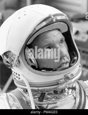 Astronaut L. Gordon Cooper in weißen Raum, Warten auf Terminal Countdown Demonstration Test (TCDT) Aktivitäten in der Vorbereitung für seinen Quecksilber - Atlas 9 Starten wieder aufzunehmen. April 30, 1963. Datei Referenz Nr. 1001 007 THA Stockfoto