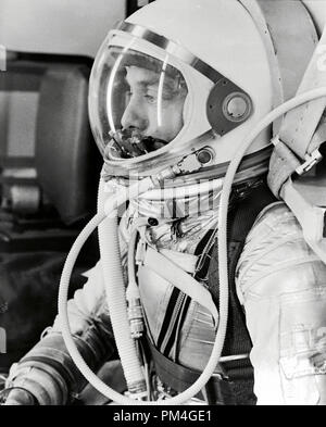 Profil von Astronauten Alan Shepard in seinem silbernen Druck mit dem Helm Visier geschlossen, als er für seine bevorstehende Mercury-Redstone 3 (MR-3) Start bereitet. Am 5. Mai 1961, Alan B. Shepard jr. wurde der erste Amerikaner in den Weltraum zu fliegen. Seine Freiheit 7 Mercury Kapsel flog einen suborbitalen Flugbahn von einer Dauer von 15 Minuten 22 Sekunden. Seine Sonde spritzte in den Atlantik, wo er und Freiheit 7 per Hubschrauber geborgen wurden und dem Warten auf Flugzeugträger U.S.S. transportiert Lake Champlain. Datei Referenz Nr. 1001 008 THA Stockfoto