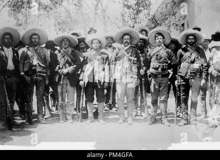 Mexikanischen revolutionären General Francisco "Pancho" Villa und Calixto Contreras (4. von rechts), um 1910. Datei Referenz Nr. 1002 016 THA Stockfoto