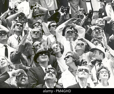 Kennedy Space Center, der stellvertretende Generaldirektor für Verwaltung, Albert Siepert, sitzt an in der dritten Reihe links, zeigt Highlights von Apollo 10 liftoff zu Belgiums König Baudouin und Königin Fabiola. Neben der Königin ist Frau Siepert. Der ehemalige Vizepräsident Hubert Humphrey, im Baseball Cap am Recht, Gespräche mit Herrn und Frau Emil Mosbacher, sitzt neben ihm. Herr Mosbacher ist der Chef der US-Protokoll. Die Apollo 10 Astronauten wurden von einem Apollo/Saturn V Raum Fahrzeug um 12: 49 Uhr EST, 18. Mai 1969, vom KSC 39 B. Datei Referenz Nr. 1003 021 THA Stockfoto