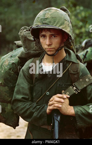 Ein junger Marine private wartet am Strand während der Marine Landung, Da Nang, Vietnam, 3. August 1965. Datei Referenz Nr. 1003 041 THA Stockfoto