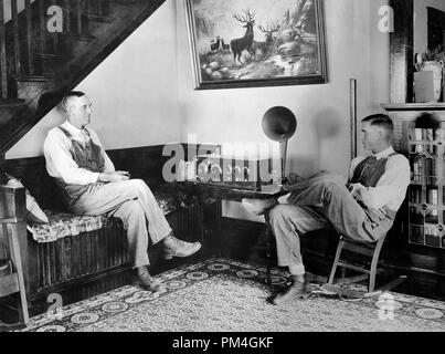 Ein Bauer und sein Sohn Radio hören am Abend, Shawnee County, Kansas, 23. September oder 24, 1924. Datei Referenz Nr. 1003 047 THA Stockfoto