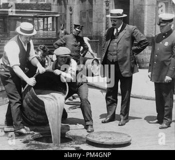 New York City Stellvertretender Polizeichef John A. Leach, rechts, beobachten Agenten gießen Schnaps in die Kanalisation nach einer Razzia auf dem Höhepunkt der Prohibition, circa 1921. Datei Referenz Nr. 1003 075 THA Stockfoto