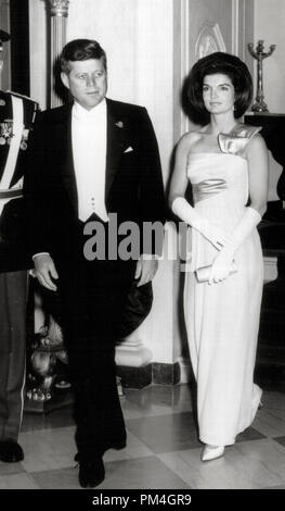 Präsident John F. Kennedy und der First Lady Jacqueline Bouvier Kennedy nehmen an einem Weißen Haus Zeremonie Januar 21, 1963 in Washington, DC. (Foto mit freundlicher Genehmigung der Nationalen Archiv) Datei Referenz Nr. 1003 094 THA Stockfoto