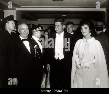 Präsident John F. Kennedy und der First Lady Jacqueline Kennedy nehmen an der Eröffnungs-Ball 20 Januar, 1961 in Washington, DC. (Foto mit freundlicher Genehmigung von JFK Bibliothek) Datei Referenz Nr. 1003 098 THA Stockfoto