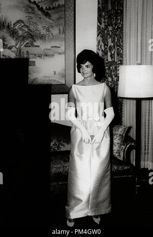 First Lady Jacqueline Bouvier Kennedy besucht das Abendessen mit dem Premierminister von Japan in der Japanischen Botschaft Juni 21, 1961 in Washington, DC. (Foto mit freundlicher Genehmigung von JFK Bibliothek) Datei Referenz Nr. 1003 115 THA Stockfoto