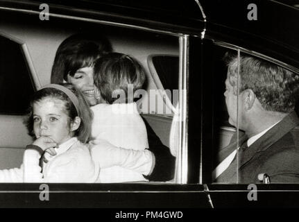 First Lady Jacqueline Bouvier Kennedy wird durch ihre Kinder nach der Ankunft von einer Reise zum 17. Oktober 1963 begrüßt. (Foto NARA) Datei Referenz Nr. 1003 120 THA Stockfoto