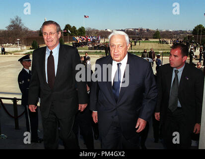 Verteidigungsminister Donald H. Rumsfeld (links), Begleiter der israelische Premierminister Ariel Sharon (Mitte) in das Pentagon bei Abschluss eines vollen Ehre Begrüßungszeremonie für Sharon am Pentagon am 19. März 2001. Rumsfeld und Sharon treffen, die regionale und internationale Sicherheit Fragen von gemeinsamem Interesse für beide Nationen zu diskutieren. DoD Foto von R.D. Ward. (Freigegeben) Datei Referenz Nr. 1003 127 THA Stockfoto