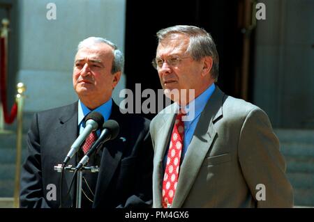Verteidigungsminister Donald H. Rumsfeld (rechts) antwortet auf die Fragen der Reporter auf einer gemeinsamen Pressekonferenz mit dem italienischen Verteidigungsminister Antonio Martino am Pentagon am 10. Mai 2002. Rumsfeld und Martino früher getroffen zu verteidigungspolitischen Fragen von beiderseitigem Interesse zu erörtern. DoD Foto von Helene C. Stikkel. (Freigegeben) Datum: 19. September 2010 Datei Referenz Nr. 1003 129 THA Stockfoto