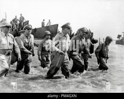 General Douglas MacArthur watet an Land während der ersten Landungen auf Leyte, Philippinen, Oktober 1944. Datei Referenz Nr. 1003 136 THA Stockfoto