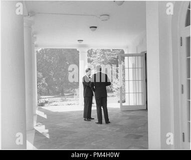 Präsident verleiht mit Attorney General. Attorney General Robert F. Kennedy, Präsident John F. Kennedy. White House, West Wing Collonade, 3. Oktober 1962. Datei Referenz Nr. 1003 168 THA Stockfoto