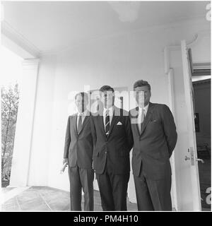 Präsident John F. Kennedy und seine Brüder. Attorney General Robert F. Kennedy, Senator Edward Moore Kennedy, Präsident John F. Kennedy. Weißes Haus, außerhalb des Oval Office, 28. August 1963. , 1920-2008, Fotograf (NARA Rekord: 4538278) creator Präsident (1963-1969: Johnson). Weiße Haus Foto Büro. (1963-1969) (Jüngsten) Präsident (1961-1963: Kennedy). Amt der militärischen Adjutanten. (01/20/1961 - 11/22/1963) (Vorgänger) Datum Datei Referenz Nr. 1003 170 THA Stockfoto