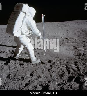 (20. Juli 1969) - - - Astronaut Edwin E. Aldrin Jr., Lunar Module Pilot, ist während der Apollo 11 Extra Vehicular Activity (EVA) Auf dem Mond fotografiert. Er ist einer der beiden Rohre in den Mondboden. A. in der Astronaut Neil Armstrong, Kommandant, nahm dieses Bild mit einem 70 mm Mondoberfläche Kamera. Aldrin steht in der Nähe der Sonnenwind Zusammensetzung (SWC) Experiment, eine Komponente des frühen Apollo wissenschaftliche Experimente Paket (EASEP, früher bereitgestellt). Die SWC ist in der Mitte Hintergrund. Datei Referenz Nr. 1003 175 THA Stockfoto