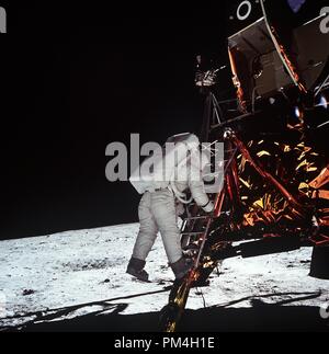 (20. Juli 1969) - - - Astronaut Edwin E. Aldrin Jr., Lunar Module Pilot, steigt die Schritte der Mondlandefähre (LM) Leiter, während er sich vorbereitet, auf dem Mond zu spazieren. Er hatte gerade egressed der LM. Dieses Photo wurde von A. Astronaut Neil Armstrong, Kommandant, mit einem 70 mm Mondoberfläche Kamera während der Apollo 11 Extra Vehicular Activity (EVA). Während Armstrong und Aldrin hernieder in der LM 'Adler' den Mond zu erforschen, Astronaut Michael Collins, command Modul Pilot, blieb mit dem Befehl und Service Module (CSM) in der Mondumlaufbahn. Datei Referenz Nr. 1003 176 THA Stockfoto