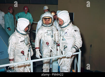 (August 1966) - - - Die drei Besatzungsmitglieder für die apollo-saturn 204 (DA-204) Mission die Couch Installation auf dem Apollo Steuermodul (CM) an der North American Downey. Zu Recht in ihren Druck Raumanzüge sind Astronauten Virgil Grissom, Roger I. B. Chaffee und Edward H. Weiß II Links Anmerkung der Redaktion: Die drei Astronauten starben bei einem Brand auf dem Launch Pad, Jan. 27, 1967. Datei Referenz Nr. 1003 185 THA Stockfoto