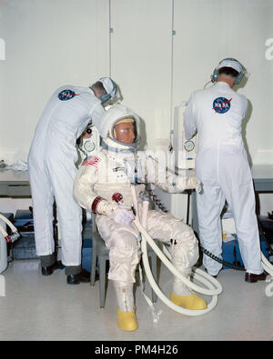 (1966)------- Anzug Techniker unterstützen die NASA Astronaut Virgil Grissom I. während suiting Tätigkeiten vor Tests im Kennedy Space Center. Datei Referenz Nr. 1003 188 THA Stockfoto