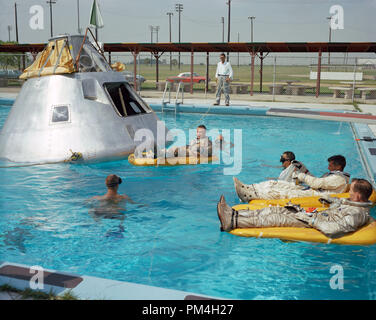 (Juni 1966) --- Prime Crew für die erste bemannte Apollo Mission Praxis Wasser egress Verfahren mit voller Skala boilerplate Modell Ihres Raumschiffes. Im Wasser am Recht ist Astronaut Edward H. Weiß (Vordergrund) und Astronauten Roger B. Chaffee. In floß in der Nähe der Sonde ist Astronaut Virgil I. Grissom. NASA Schwimmer im Wasser sind in der Praxis Sitzung, die auf Ellington AFB nahm zu unterstützen, in der Nähe der bemannte Raumfahrzeuge Center, Houston. Datei Referenz Nr. 1003 187 THA Stockfoto