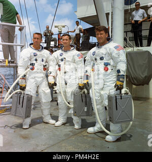 Die Besatzung des ersten bemannten Mission Apollo, Apollo 7, steht auf dem Deck der NASA Schiff Retriever nach passend für Wasser egress Ausbildung in den Golf von Mexiko. Zu Recht, sind Astronauten Walter Cunningham, Donn F. Eisele, und Walter M. Schirra Jr. (1968) Datei Referenz Nr. 1003 192 THA Links Stockfoto