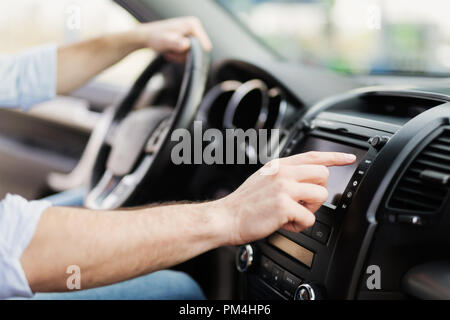 Mann mit GPS-Navigationssystem im Auto. Stockfoto