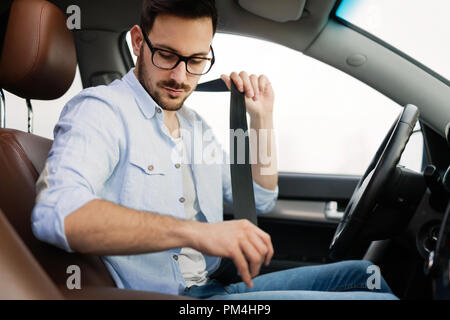 Befestigen Sie die Auto-Sicherheitsgurt. Sicherheitsgurt-Sicherheit zuerst  während der Fahrt Stockfotografie - Alamy