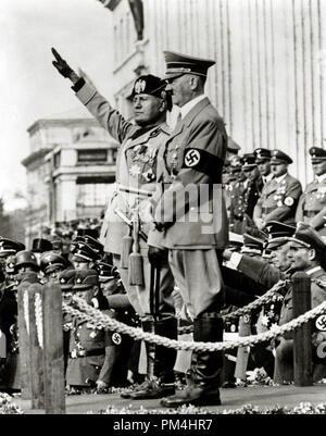 Italienischen Diktator Benito Mussolini und Deutschen Diktator Adolf Hitler während einer Parade in München, Deutschland, ca. 1940. Datei Referenz Nr. 1003 395 THA Stockfoto