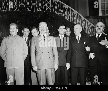 Präsident Harry S. Truman und Josef Stalin auf dem Rasen außerhalb der Sowjetunion Premierminister Stalins während der Potsdamer Konferenz in Potsdam, Deutschland. Die Gruppe der Männer, L bis R: Ministerpräsident Josef Stalin, Charles Bohlen, Dolmetscher für Präsident Truman, V. N. Pavlov, Dolmetscher für Premierminister Stalin, Präsident Harry S. Truman, Andrei Gromyko, sowjetischer Botschafter in den Vereinigten Staaten, Charles Ross, US Pressesekretär, und sowjetischen Außenminister Wjatscheslaw Molotow., 07/18/1945 Datei Referenz Nr. 1003 408 THA Stockfoto