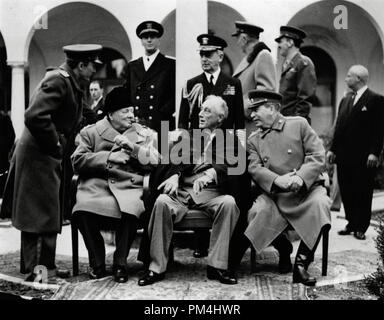 Jalta Gipfel 1945 mit Churchill, Roosevelt, Stalin. Premierminister Sir Winston Leonard Spencer Churchill, der Präsident der Vereinigten Staaten von Amerika Franklin Delano Roosevelt und der sowjetische Staatschef Josef Stalin Datei Referenz Nr. 1003 422 THA Stockfoto