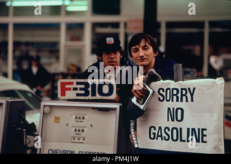 Gas Station Attendants Peer über Ihre 'Gas'-Schild in Portland, Oregon am Tag vor der Mitgliedstaat gefordert Samstag, Schließung von Tankstellen 11/1973 Datei Referenz Nr. 1003 476 THA Stockfoto