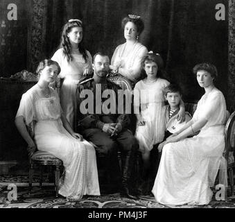 Kaiser Nikolaus II. von Russland mit der Familie (von links nach rechts): Olga, Maria, Nikolaus II., Alexandra Fyodorovna, Anastasia, Alexei, und Tatiana. Livadiya, 1913. Portrait von der Levitsky Studio, Livadiya. Datei Referenz Nr. 1003 498 THA Stockfoto